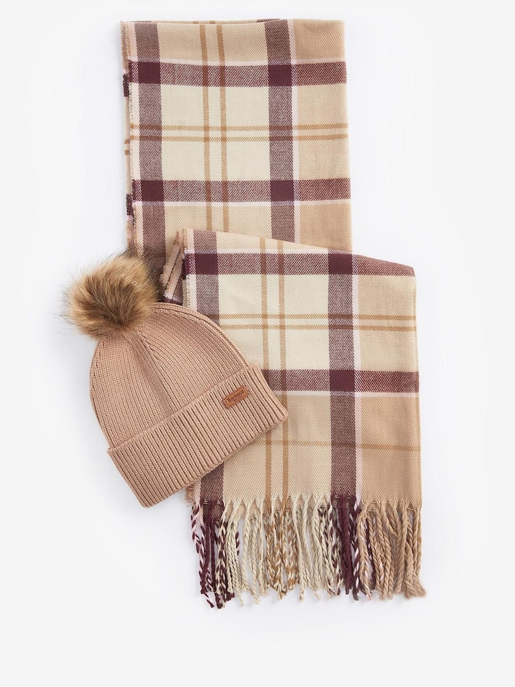 لون طبيعي - طقم هدايا في صندوق مكوّن من قبعة Dover مزينة بكرة منفوشة ووشاح Hailes بنمط مربعات من Barbour® - صورة 1 من 7 لون طبيعي - طقم هدايا في صندوق مكوّن من قبعة Dover مزينة بكرة منفوشة ووشاح Hailes بنمط مربعات من Barbour® - صورة 1 من 7