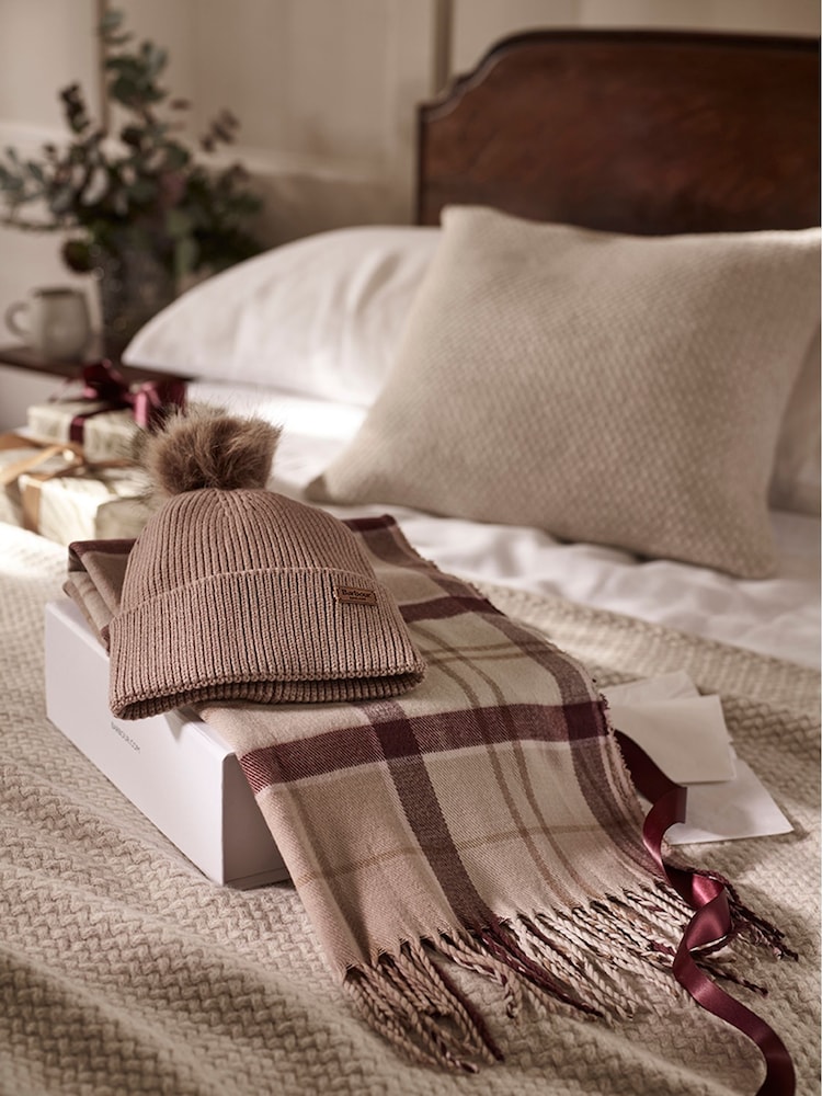 لون طبيعي - طقم هدايا في صندوق مكوّن من قبعة Dover مزينة بكرة منفوشة ووشاح Hailes بنمط مربعات من Barbour® - صورة 2 من 7 لون طبيعي - طقم هدايا في صندوق مكوّن من قبعة Dover مزينة بكرة منفوشة ووشاح Hailes بنمط مربعات من Barbour® - صورة 2 من 7
