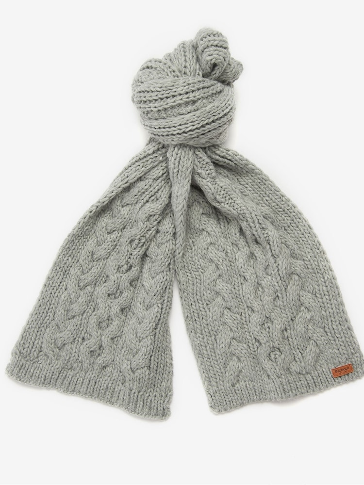 طقم في صندوق يمكن تقديمه كهدية مكوّن من قبعة محبوكة بنمط مجدول ووشاح تشكيلة Penshaw من Barbour® - صورة 2 من 5 طقم في صندوق يمكن تقديمه كهدية مكوّن من قبعة محبوكة بنمط مجدول ووشاح تشكيلة Penshaw من Barbour® - صورة 2 من 5