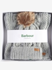 طقم في صندوق يمكن تقديمه كهدية مكوّن من قبعة محبوكة بنمط مجدول ووشاح تشكيلة Penshaw من ‪Barbour®‬ - صورة 4 من 5