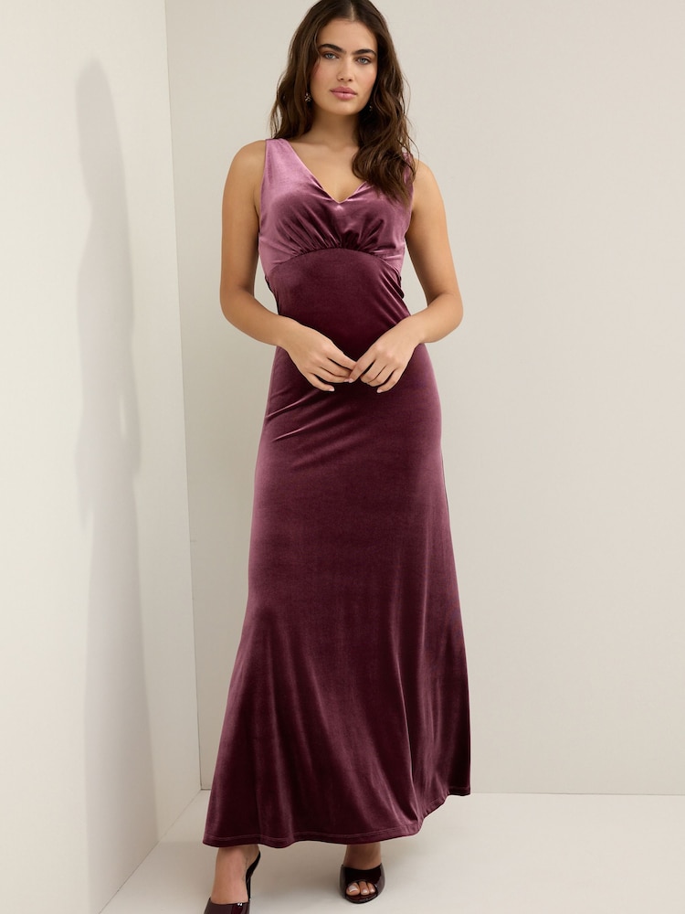 Burgunderrot - Maxikleid aus Samt mit V-Ausschnitt - Bild 9 von 9 Burgunderrot - Maxikleid aus Samt mit V-Ausschnitt - Bild 9 von 9