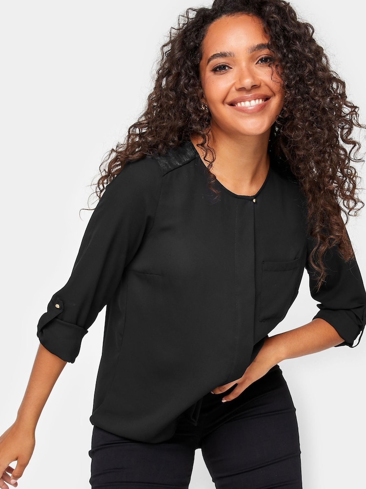 Schwarz - M&Co Satinbluse mit Kontrastpasse - Bild 1 von 4