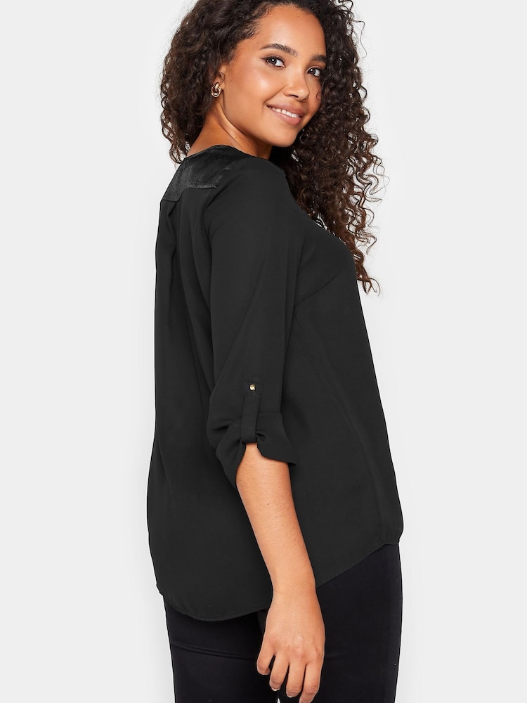 Schwarz - M&Co Satinbluse mit Kontrastpasse - Bild 2 von 4