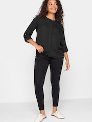 Schwarz - M&Co Satinbluse mit Kontrastpasse - Bild 3 von 4