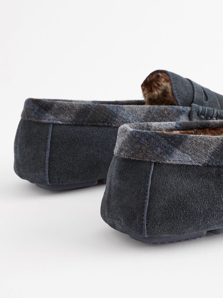 Bleu marine - Chaussons mocassins en daim Signature de luxe - Image 4 of 6