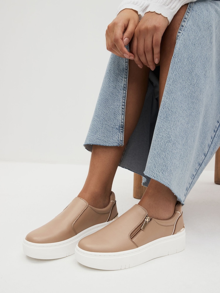 Taupe - Forever Comfort Turnschuhe mit Seitenreißverschluss und Metallic-Details - Bild 1 von 7 Taupe - Forever Comfort Turnschuhe mit Seitenreißverschluss und Metallic-Details - Bild 1 von 7