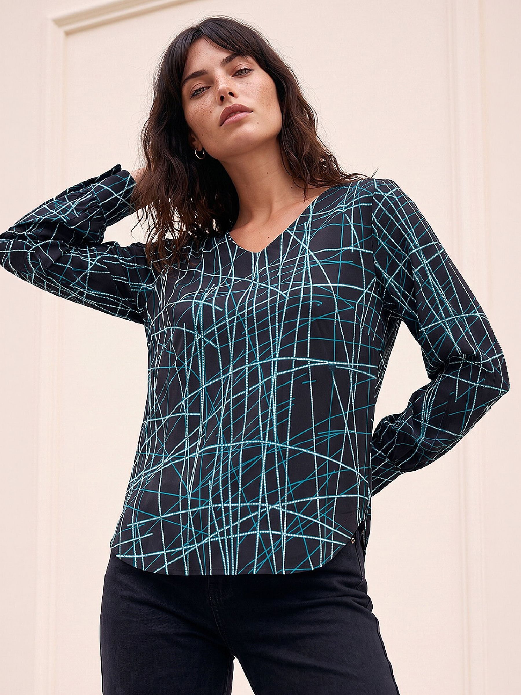 Roman Women's Black V-Neck Abstract Puff Print Top In | Size: 20 - Image 2