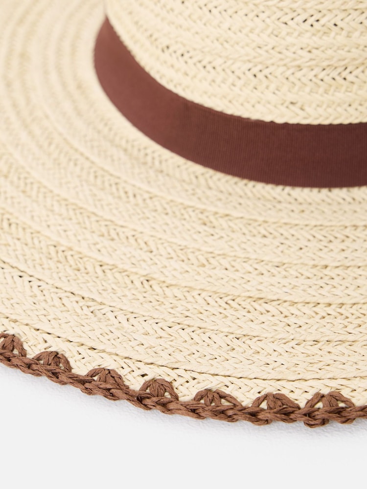 Sombrero de paja flexible marrón con borde con puntadas decorativas de Oliver Bonas - Imagen 2 de 3