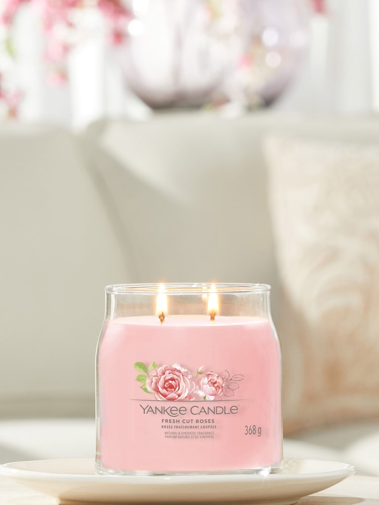 Yankee Candle No Colour Signature Large Jar Scented Candle, Fresh Cut Jar Roses - Image 1 of 3