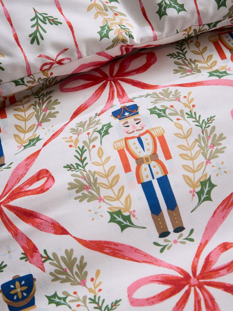Funda de edredón y funda de almohada con el cascanueces navideño y lazos de Catherine Lansfield - Imagen 5 de 5 Funda de edredón y funda de almohada con el cascanueces navideño y lazos de Catherine Lansfield - Imagen 5 de 5