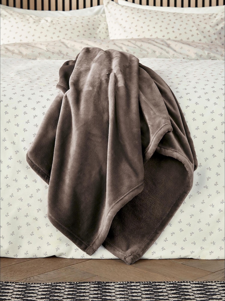 Helena Springfield Chocolate Snug Fleece Throw - Image 2 of 5 Helena Springfield Chocolate Snug Fleece Throw - Image 2 of 5
