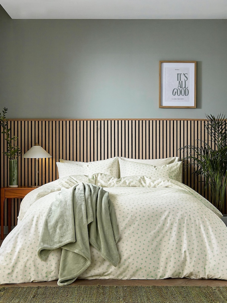 Helena Springfield Green Snug Fleece Throw - Image 5 of 5 Helena Springfield Green Snug Fleece Throw - Image 5 of 5