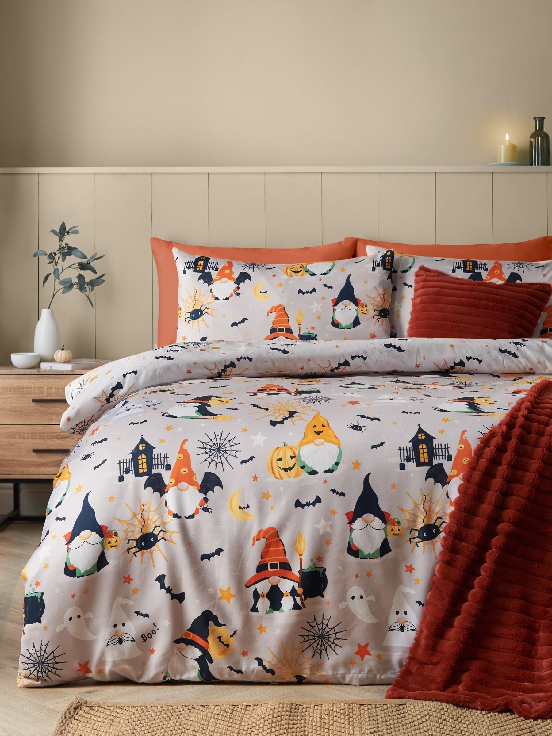 B&Q - Halloween Gonks So Soft Reversible King Duvet Cover Set With Pillowcases Natural - Image 8