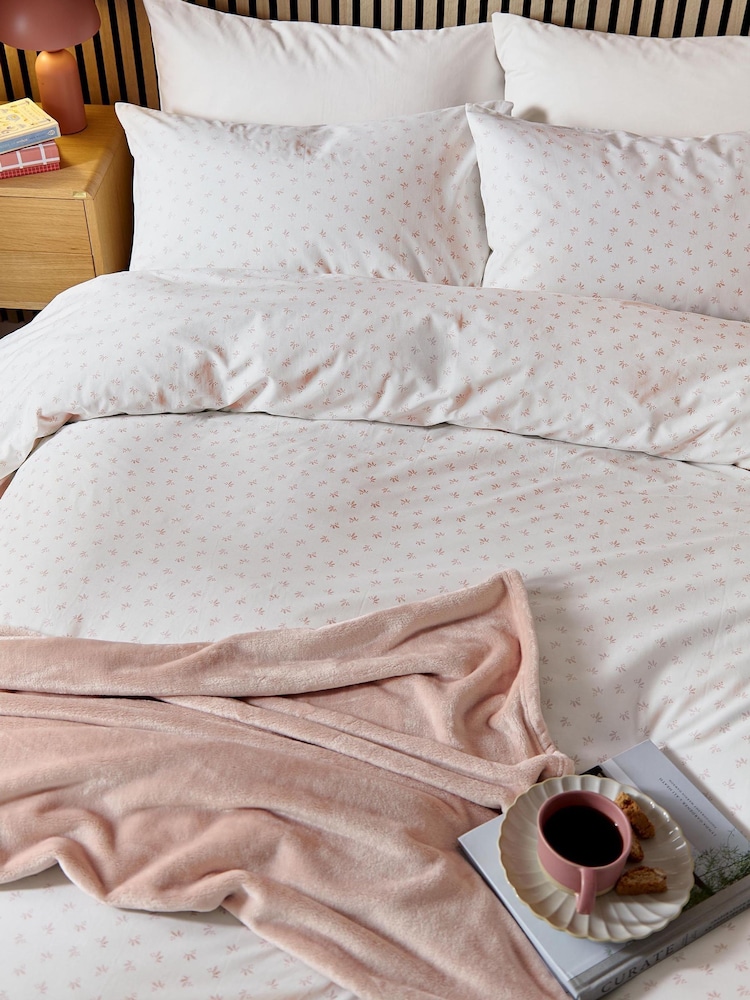Helena Springfield Pink Snug Fleece Throw - Image 5 of 5 Helena Springfield Pink Snug Fleece Throw - Image 5 of 5
