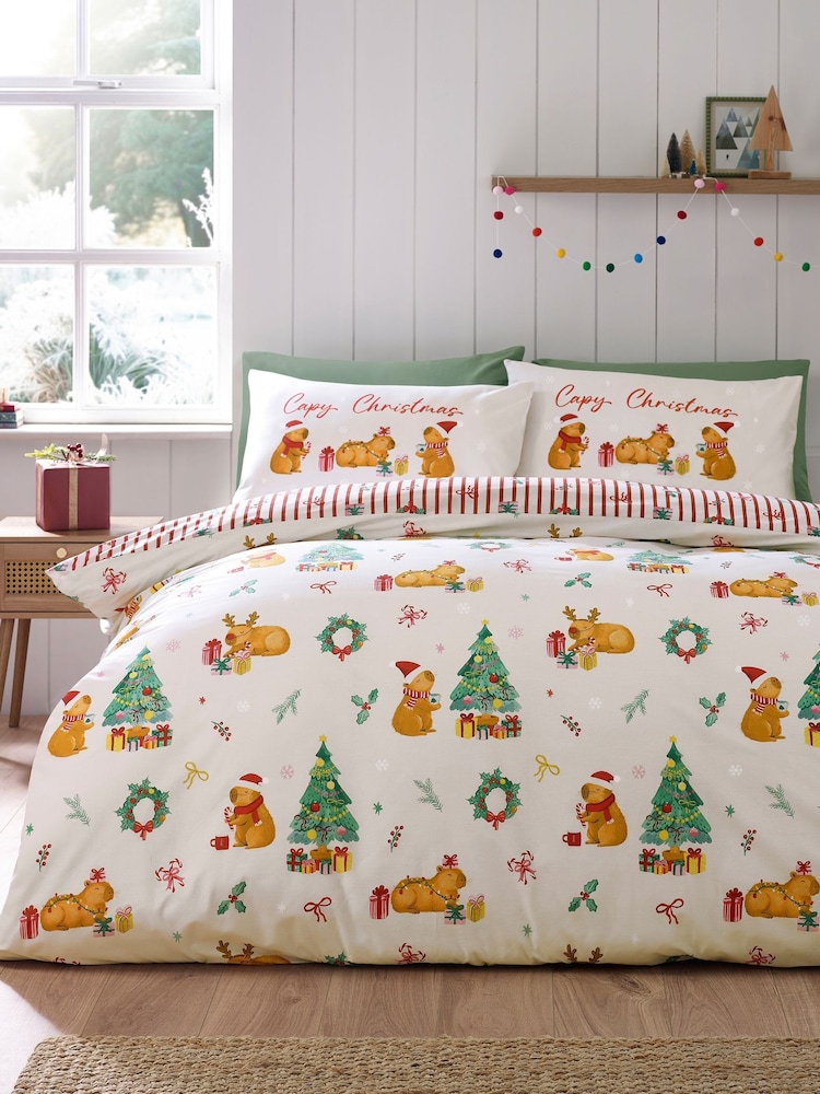 Catherine Lansfield Set mit Bett- und Kissenbezügen mit weihnachtlichem Capybara-Print - Bild 1 von 4 Catherine Lansfield Set mit Bett- und Kissenbezügen mit weihnachtlichem Capybara-Print - Bild 1 von 4