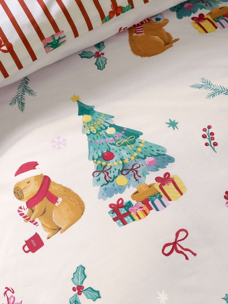 Catherine Lansfield Set mit Bett- und Kissenbezügen mit weihnachtlichem Capybara-Print - Bild 4 von 4 Catherine Lansfield Set mit Bett- und Kissenbezügen mit weihnachtlichem Capybara-Print - Bild 4 von 4
