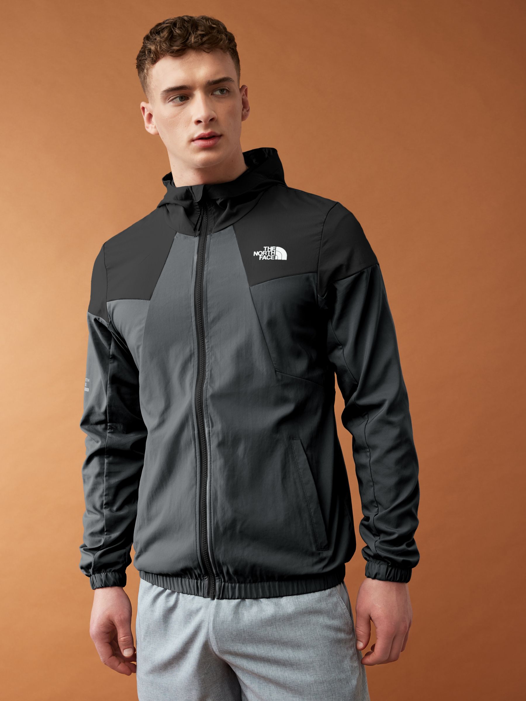 Kaufe Sie Hellgrau The North Face Herren Mountain Athletics Windabweisende Trainingsjacke mit Kapuze bei Next Deutschland