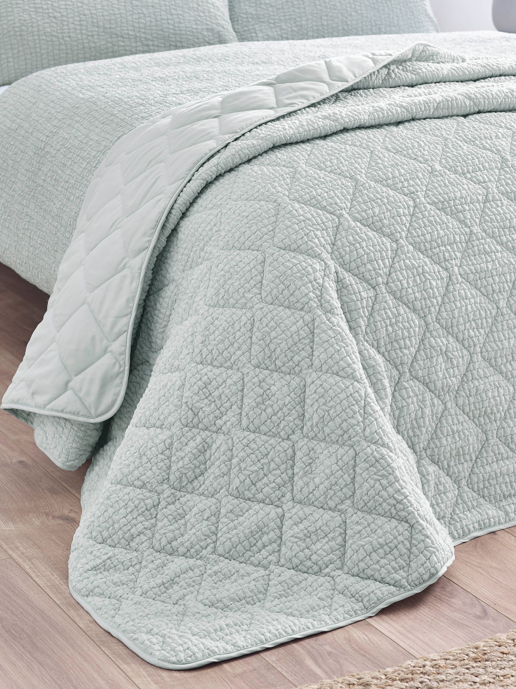 Catherine Lansfield Crinkle Seersucker Texture Bedspread - Image 4