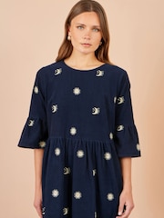 כחול  - Yumi Cosmic Embroidered Cord Tunic Dress - תמונה 3 מתוך 4
