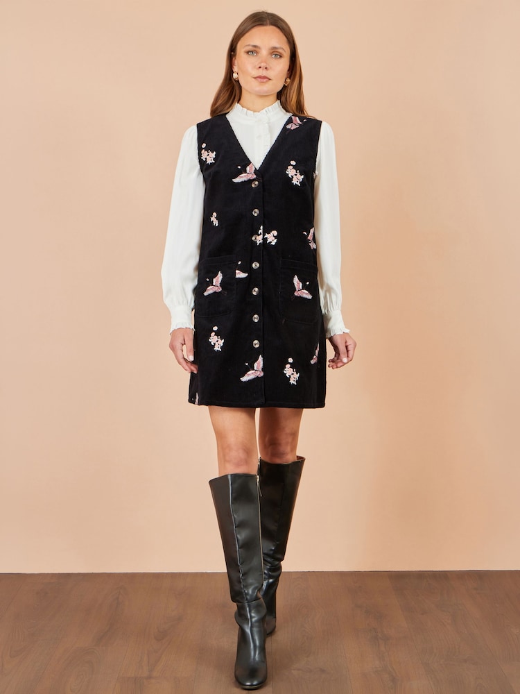 Svart - Yumi Crane Brodert Pinafore-kjole - Bilde 2 av 5 Svart - Yumi Crane Brodert Pinafore-kjole - Bilde 2 av 5