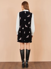 Svart - Yumi Crane Brodert Pinafore-kjole - Bilde 5 av 5