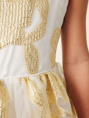 Gold - Baker by Ted Baker Glitzerndes Jacquard-Kleid mit Schleife - Bild 6 von 12