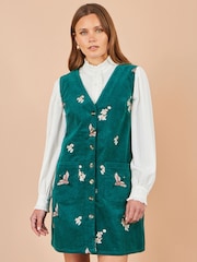 Blå - Yumi Crane Brodert Pinafore-kjole - Bilde 1 av 5