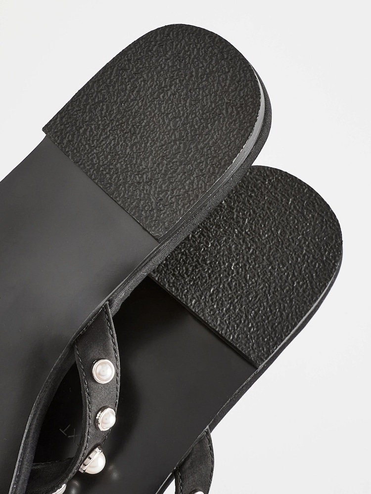 Schwarz - Zehentrenner-Sandalen mit Schimmereffekt - Bild 10 von 10 Schwarz - Zehentrenner-Sandalen mit Schimmereffekt - Bild 10 von 10