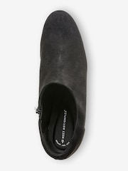 črna Suede - Čevlji z zaprto peto Forever Comfort® z motionflex - Slika 4 iz 6