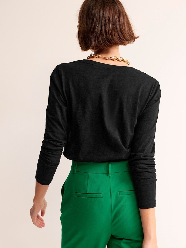 Schwarz - Boden Langarmtop aus 100 % Baumwolle mit V-Ausschnitt - Bild 2 von 5 Schwarz - Boden Langarmtop aus 100 % Baumwolle mit V-Ausschnitt - Bild 2 von 5
