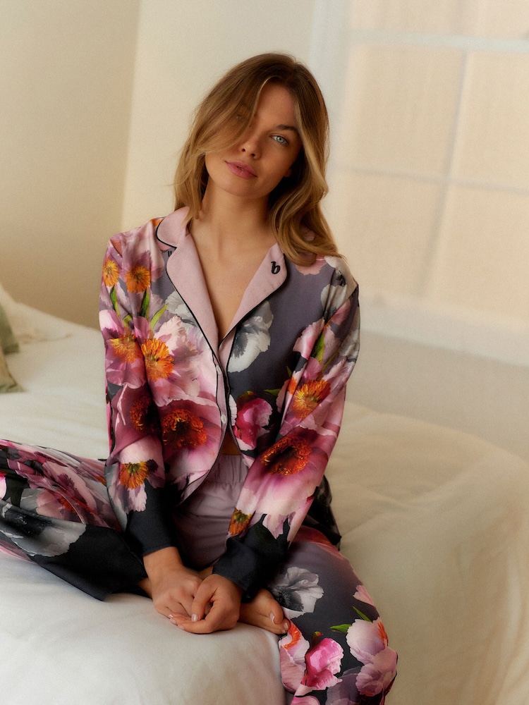 Rosa geblümt - B by Ted Baker – Pyjama aus Satin mit Blumenmuster und Knopfleiste - Bild 1 von 11