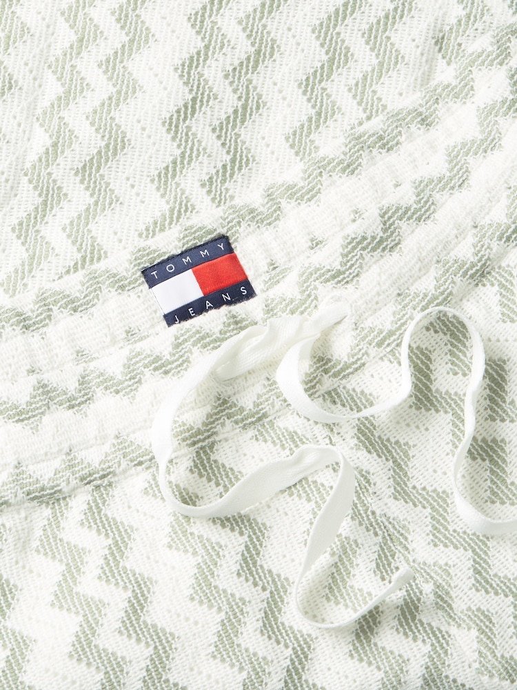 Tommy Jeans Green Open Textured Logo Label Shorts - Image 4 of 4 Tommy Jeans Green Open Textured Logo Label Shorts - Image 4 of 4