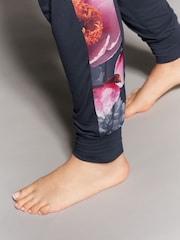 B By Ted Baker Pyjama-Set aus Viskose mit floraler Satinrückseite in Anthrazitgrau - Bild 8 von 12