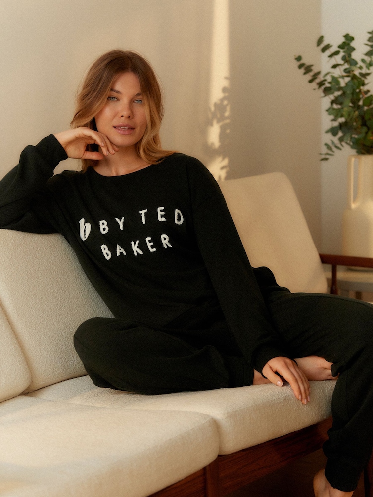 Schwarz - B By Ted Baker – Pyjama-Set mit Rundhalspullover und Jogginghose mit Waffelmuster - Bild 1 von 9 Schwarz - B By Ted Baker – Pyjama-Set mit Rundhalspullover und Jogginghose mit Waffelmuster - Bild 1 von 9