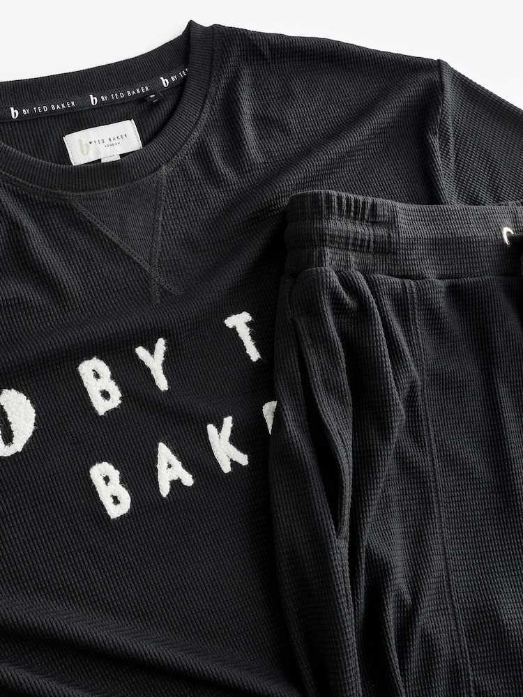 Schwarz - B By Ted Baker – Pyjama-Set mit Rundhalspullover und Jogginghose mit Waffelmuster - Bild 9 von 9 Schwarz - B By Ted Baker – Pyjama-Set mit Rundhalspullover und Jogginghose mit Waffelmuster - Bild 9 von 9