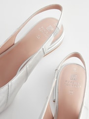 srebrna (barva); srebro - Usnjeni čevlji s paneli in paščkom čez peto Forever Comfort® - Slika 8 iz 8