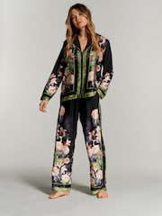 Schwarz - B by Ted Baker – Pyjama aus Satin mit Blumenmuster und Knopfleiste - Bild 2 von 8