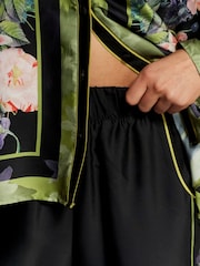 Schwarz - B by Ted Baker – Pyjama aus Satin mit Blumenmuster und Knopfleiste - Bild 4 von 8
