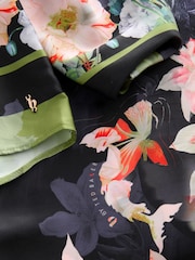 Schwarz - B by Ted Baker – Pyjama aus Satin mit Blumenmuster und Knopfleiste - Bild 8 von 8
