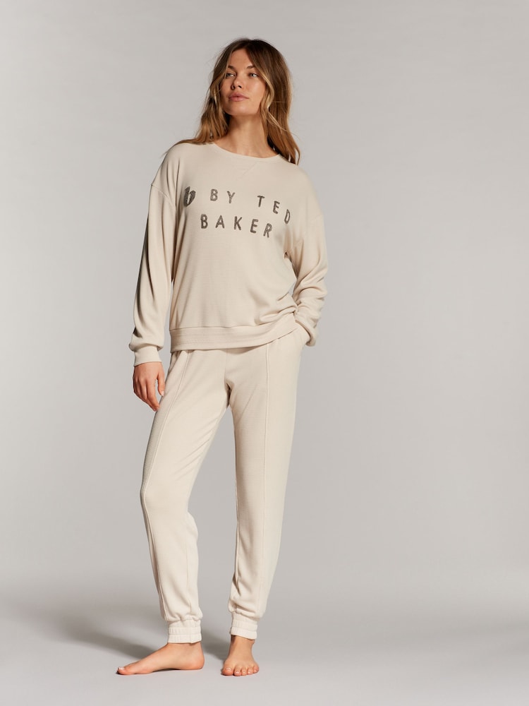 Creme - B By Ted Baker – Pyjama-Set mit Rundhalspullover und Jogginghose mit Waffelmuster - Bild 1 von 9 Creme - B By Ted Baker – Pyjama-Set mit Rundhalspullover und Jogginghose mit Waffelmuster - Bild 1 von 9