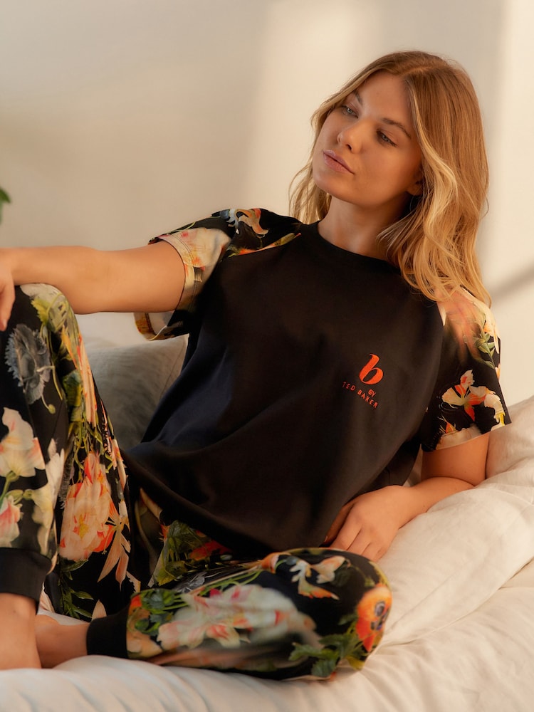 B by Ted Baker schwarzes Pyjama-Set mit Floralmuster aus 100 % Baumwolle - Bild 2 von 8 B by Ted Baker schwarzes Pyjama-Set mit Floralmuster aus 100 % Baumwolle - Bild 2 von 8