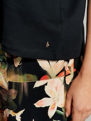 B by Ted Baker schwarzes Pyjama-Set mit Floralmuster aus 100 % Baumwolle - Bild 8 von 8
