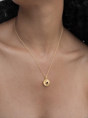 Collar con colgante de medallón Sunburst con rubí CZ de Ottoman Hands - Imagen 1 de 10
