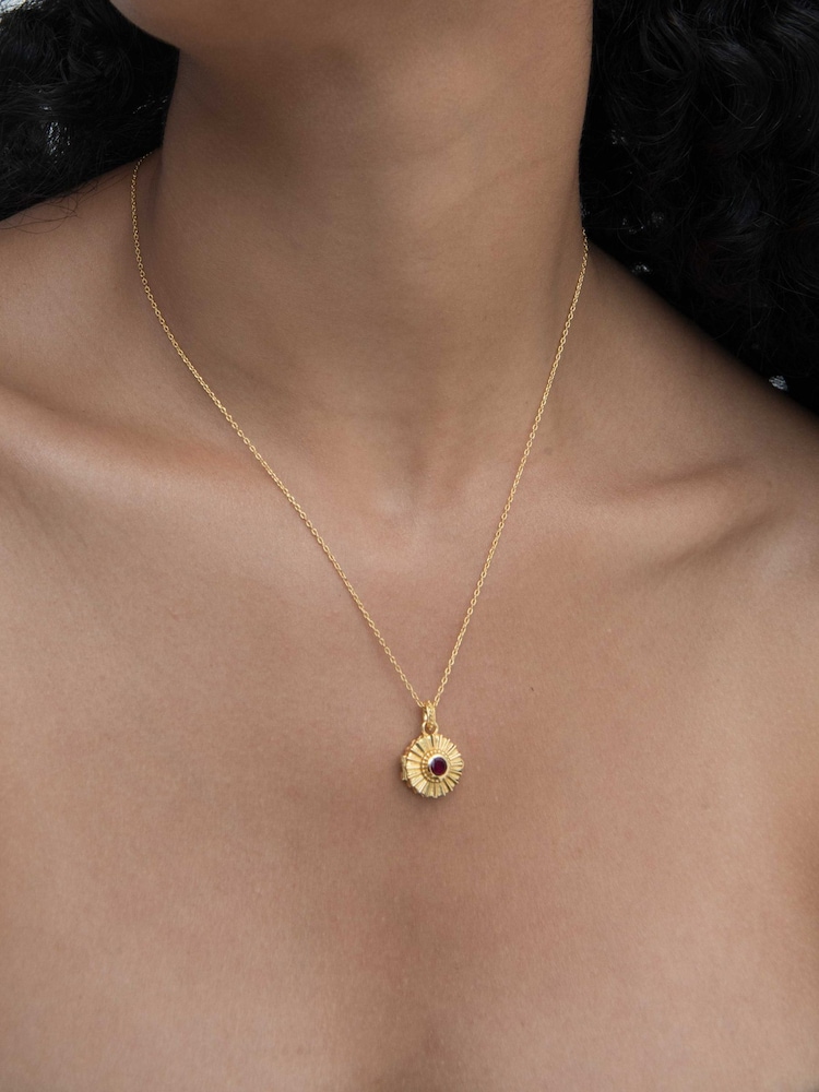 Collar con colgante de medallón Sunburst con rubí CZ de Ottoman Hands - Imagen 1 de 10