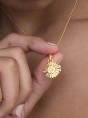 Collar con colgante de medallón Sunburst con rubí CZ de Ottoman Hands - Imagen 2 de 10