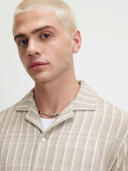قميص جاكار مخطّط بياقة مطويّة صغيرة من River Island - صورة 4 من 4