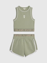 Conjunto de camiseta sin mangas con cintura elástica y pantalones cortos deportivos de River Island - Imagen 1 de 4
