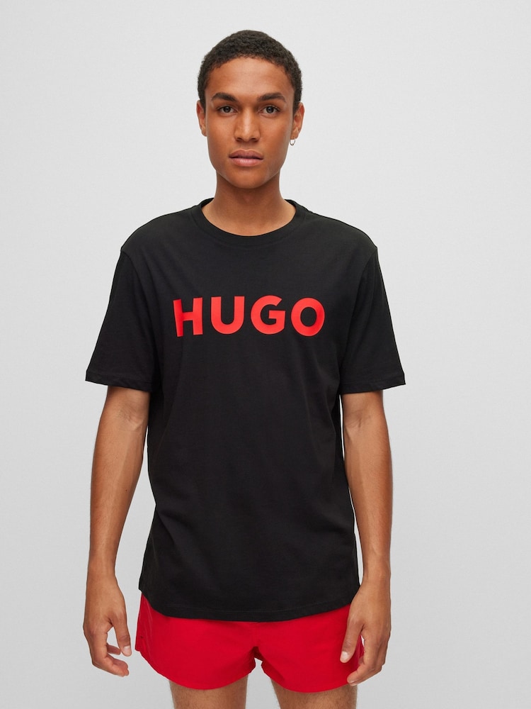 Schwarz - HUGO T-Shirt mit großem Logo auf der Brust aus 100 % Baumwolle - Bild 1 von 5