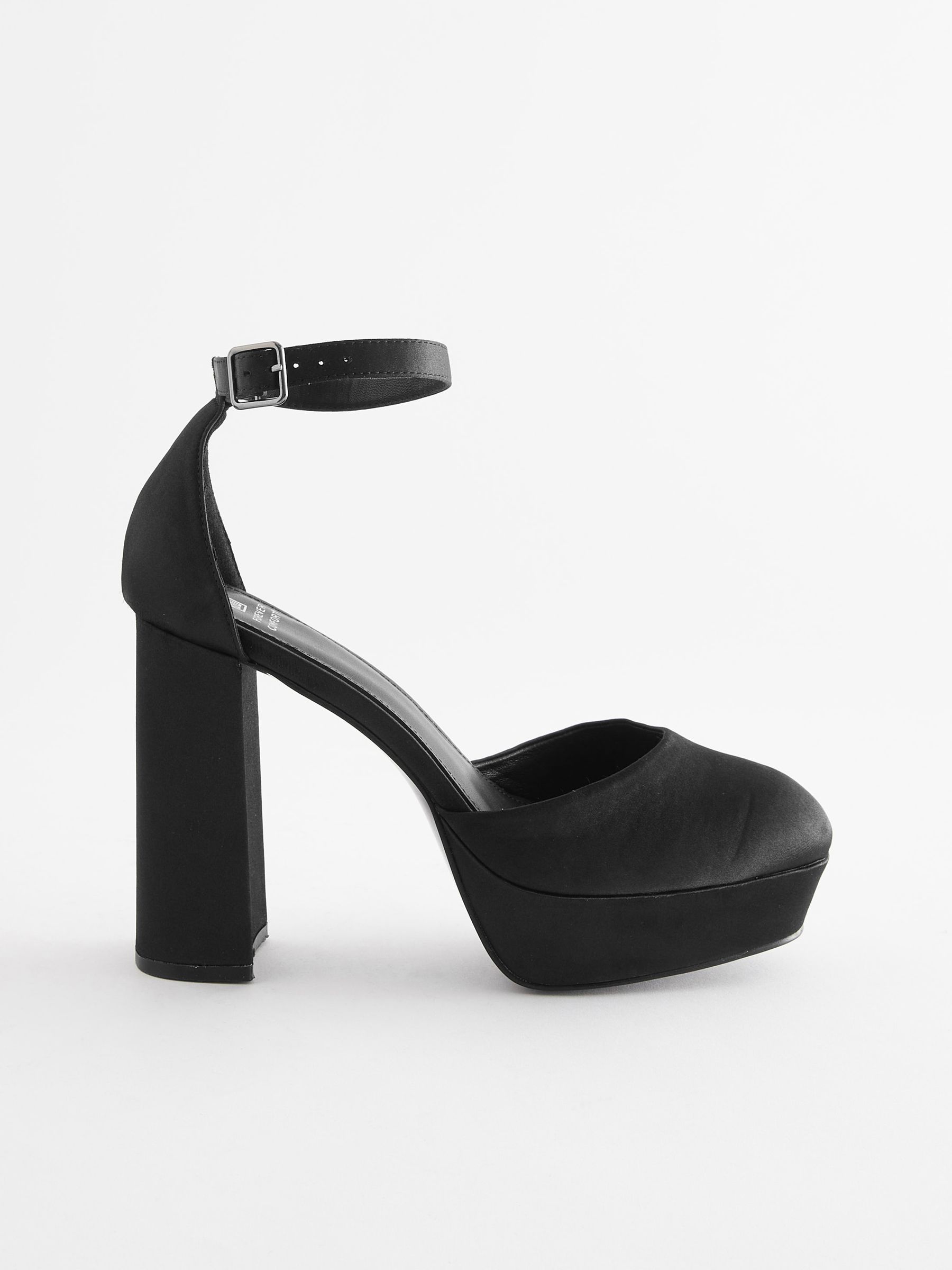 Chaussures compensées noires fermées 2025