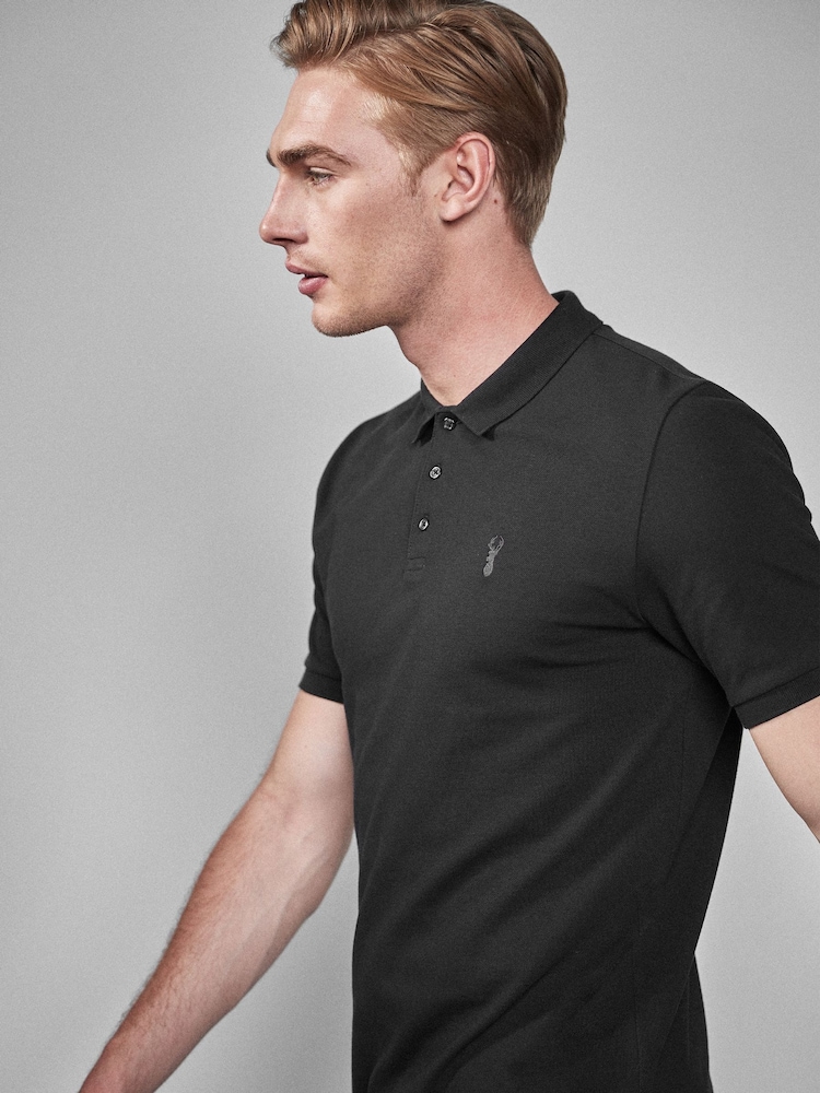 أسود - تلبيس ضيق - بيكيه بكم قصير من Charles Tyrwhitt - صورة 1 من 5 أسود - تلبيس ضيق - بيكيه بكم قصير من Charles Tyrwhitt - صورة 1 من 5